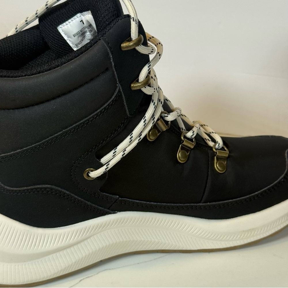 Universal Thread Black & White Snow Boots Women’s Size 7 NWT - Picture 7 of 11